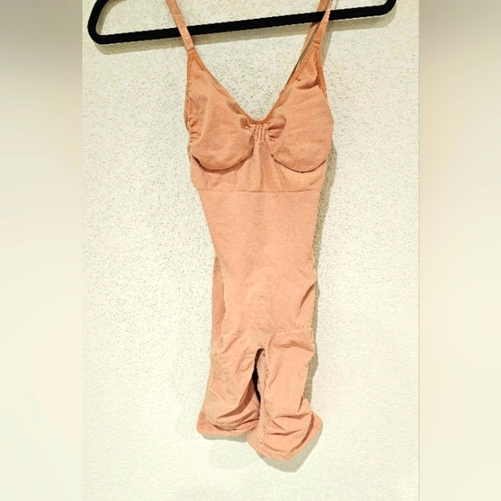 SKIMS Seamless sculpt mid thigh bodysuit. Worn Once. 4XL/5XL